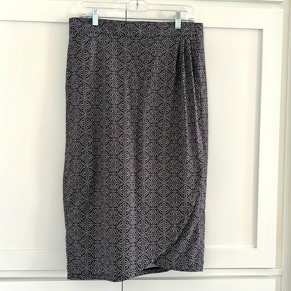 Rip Skirt Black and White Print Size M ( 8-10 )